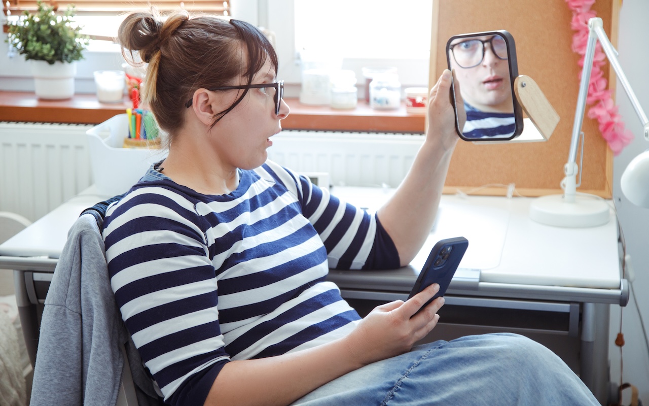 Featured image for “Not Sure If You’re Presentable for a Video Call? Try Hand Mirror”